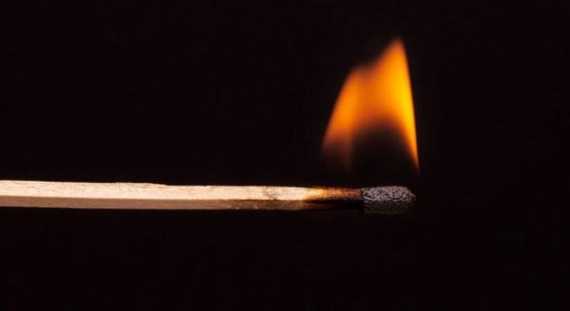 Házának felgyújtásával zsarolt egy szikszóit