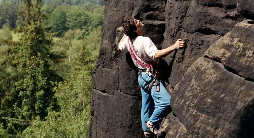 Kötél és félelem nélkül a sziklafalon, a mélység felett
