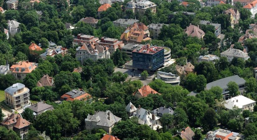 Magyarországot próbálja lejáratni, közben luxusvillát épít Buda egyik legdrágább részén a Transparency egyik vezetője