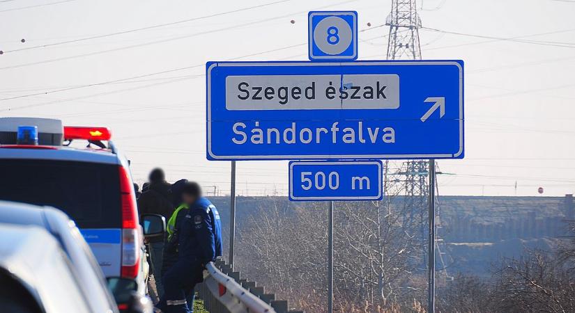 Képeken a szörnyű baleset: gyalogost gázoltak az M43-as autópályán