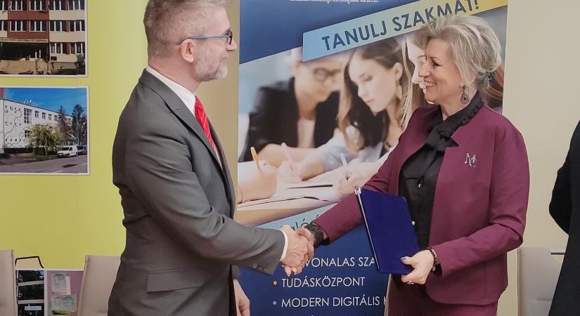 Előnyökhöz jutnak a technikumokból a szegedi Gazdaságtudományi Karra beiratkozó diákok