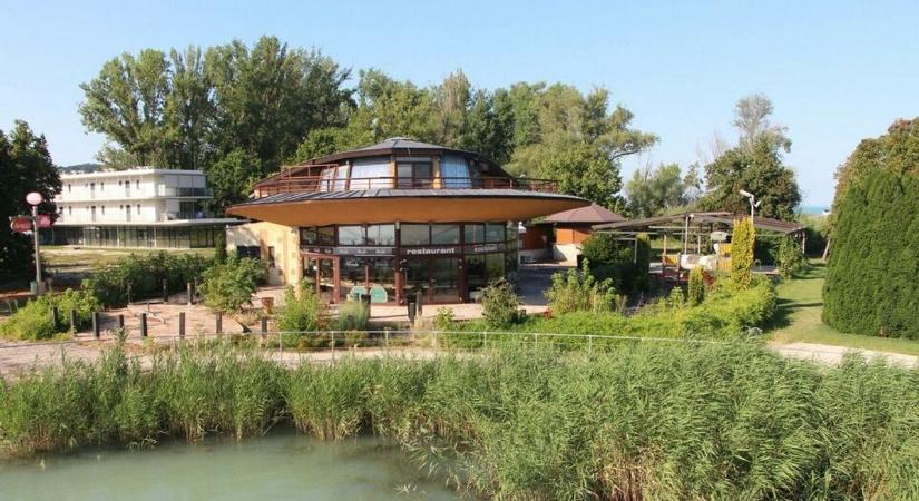 Felújítanák az ikonikus balatoni presszót, de mindenki mást akar – forrnak az indulatok