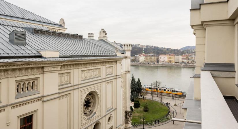 Újra régi fényében csillog Budapest egyik emblematikus épülete: már árulják a lakásokat a Mahart-házban – portaszolgálat, gyönyörű kilátás és exkluzív szolgáltatások várják a lakókat