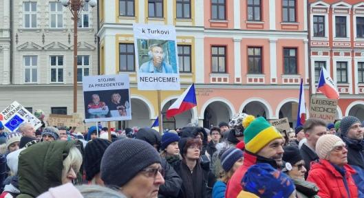 Csehországban több ezren vonultak utcára az elnök támogatására