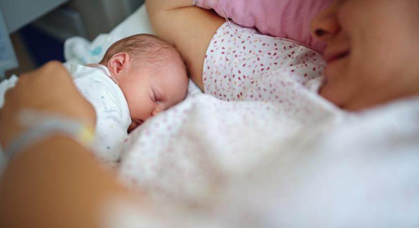 Gyomorgörcsök miatt ment kórházba a turista, egy csecsemővel térhetett haza