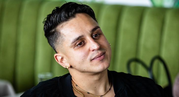 Aurelio kamerák előtt kérte meg barátnője kezét