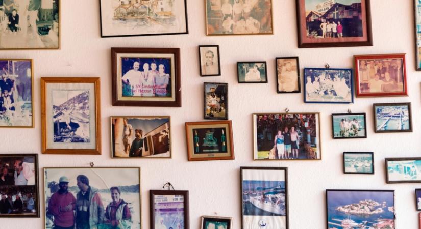 Így helyezd el otthon a családi fotókat stílusosan – tippek giccs ellen