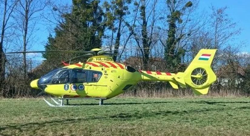 Traktorbaleset Vas vármegyében – mentőhelikopter vitte el a sofőrt, akit újra kellett éleszteni