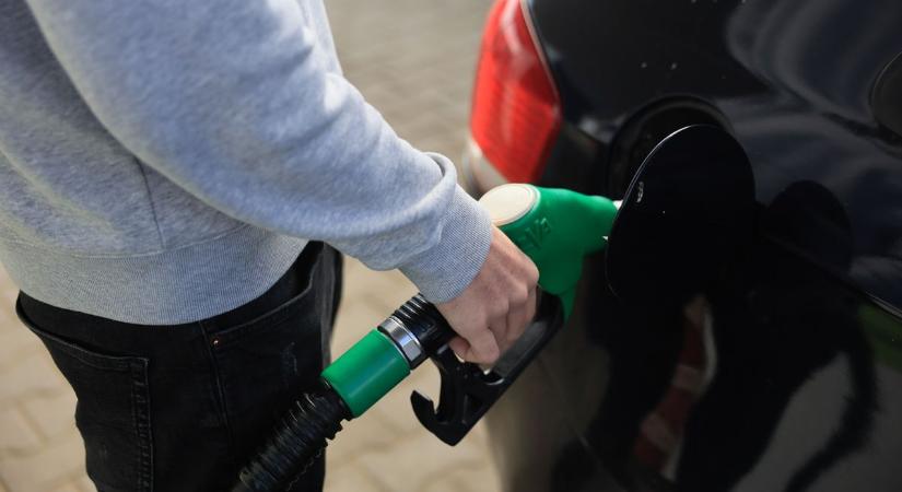 Nagy változás lesz a benzinkutakon holnaptól! Erre mi se számítottunk!