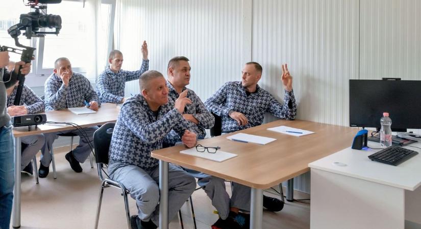 Felkészültek a börtönökben fogva tartott rabok a mentett kutyák fogadására - fotók, videók