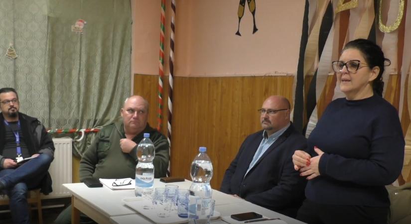 Városi buszjáratot, kátyúzást, tanyagondnokot szeretnének a szikáncsiak