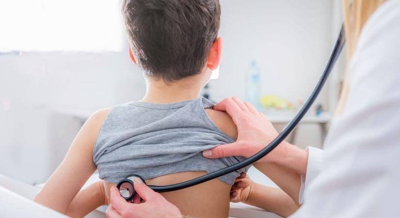 Ezt tegyük otthon, ha kruppos lesz a gyerek - videón a mentősök tanácsai