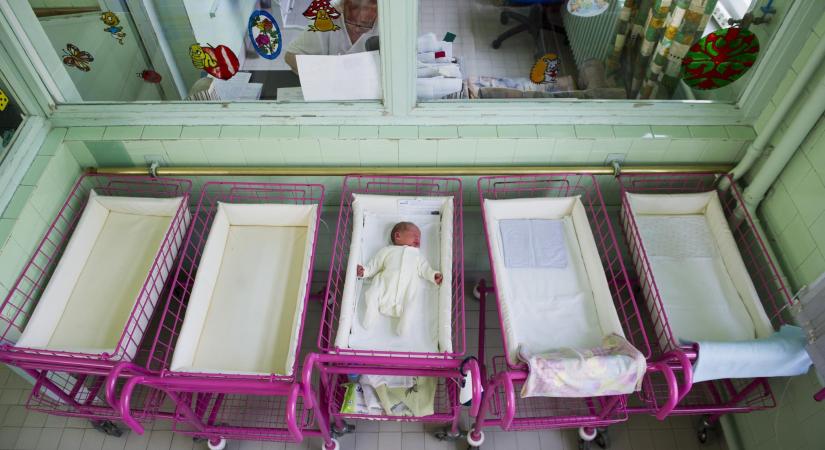 „Biztos nem az állami támogatásoknak köszönhető, hogy három gyereket szültem” – Orbán családpolitikájának kudarcáról ír a Le Monde