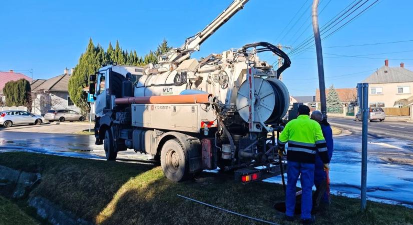 Dugulás miatt tört szennyvíz a felszínre Écsen