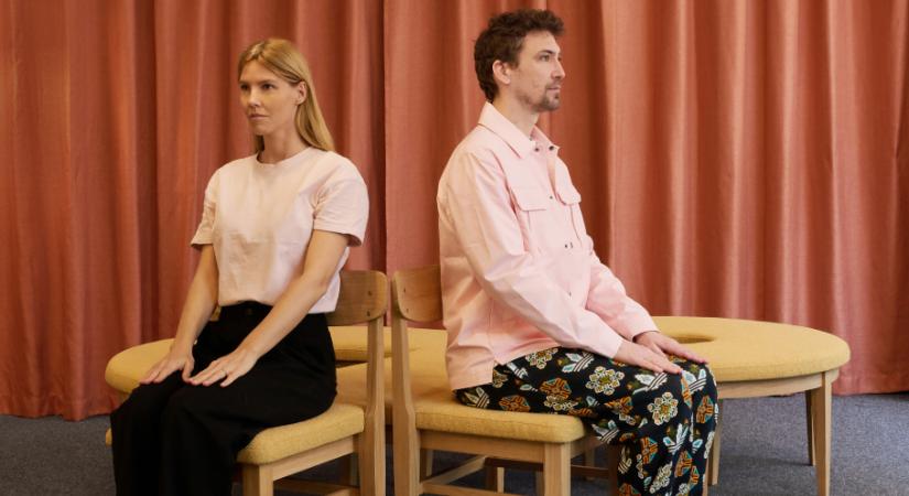 Kiss Miklós új installációja a Home of Solinfóban: egy bútor, ami az intimitás határait feszegeti