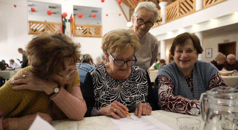 Több, mint száz nyugdíjas versenyzett Győrújbaráton – fotók, videó