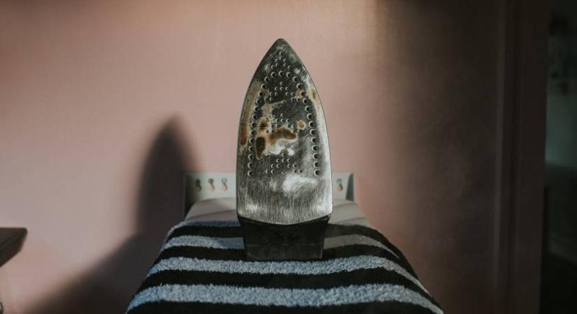 Így szedd le a vasalóról az égésnyomokat otthon - Filléres trükk, amitől olyan lesz, mint az új