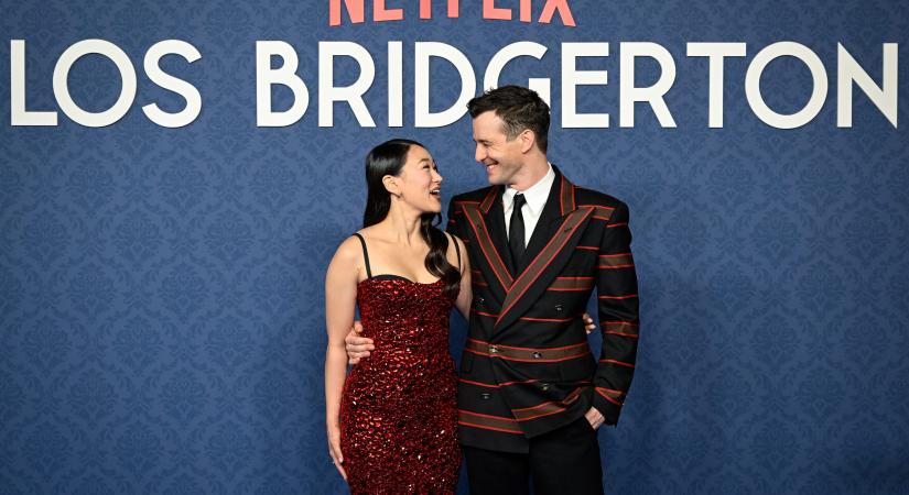 Összeöltözve érkezett a Bridgerton új álompárja Madridba – vörösben ragyogtak az álarcosbálos sajtóeseményen