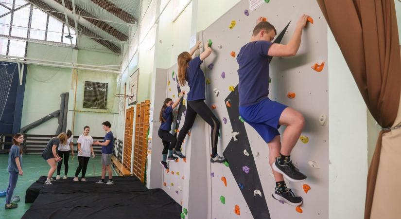 Falra másznak a diákok a Neumannban - fotók, videó