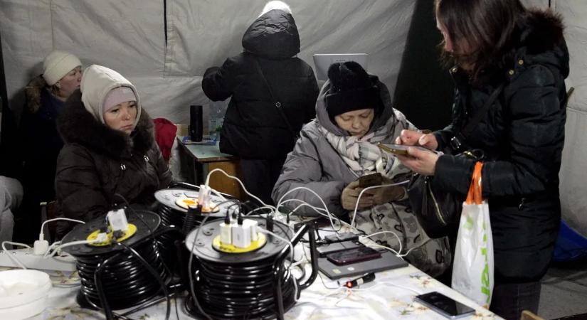 Romokban az Ukrán energiarendszer, több ezer kijevi toronyházban nincs fűtés, sokan havat gyűjtenek, hogy legyen vizük