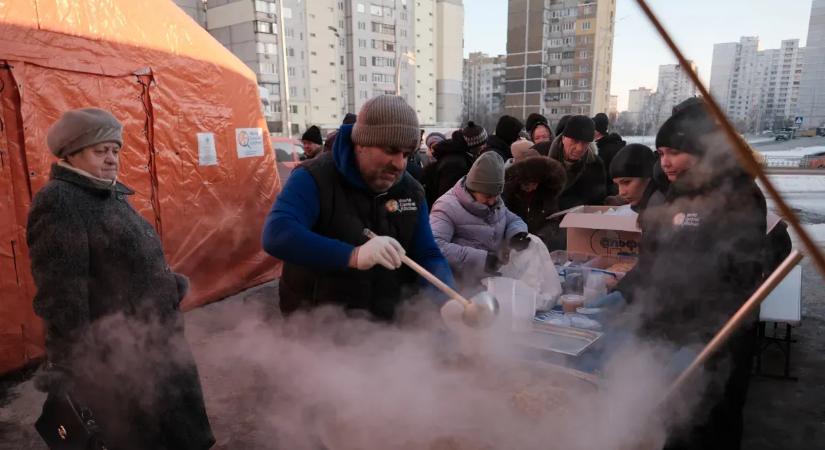 Romokban az ukrán energiarendszer, több ezer kijevi toronyházban nincs fűtés, sokan havat gyűjtenek, hogy legyen vizük