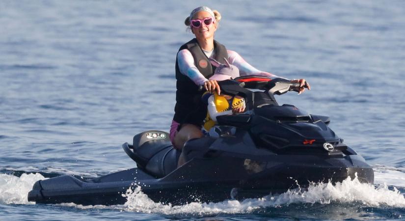 „Ellopott téged tőlünk!” - Paris Hilton ujjára ismét gyűrűt húztak