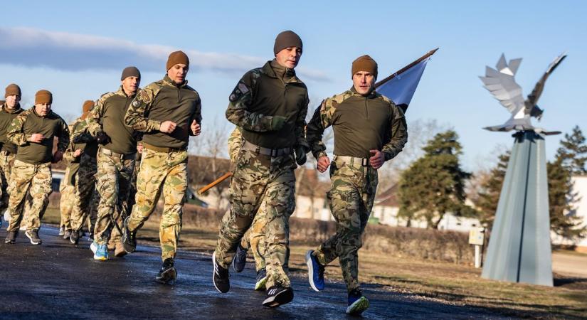 Futócipőre cserélték a bakancsukat a tatai katonák a békéért fotók, videó