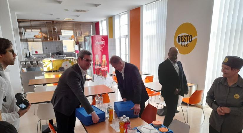 Megkóstolta a pécsi kórházi kosztot Takács Péter egészségügyi államtitkár