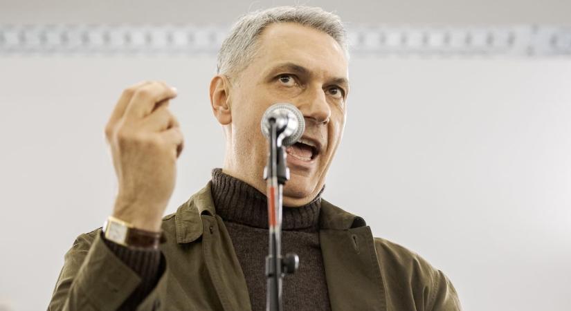 Mégsem emelik márciustól a fuvarozók útdíját, de Lázár János neheztel a kikerült hangfelvétel miatt