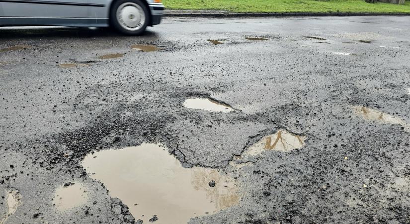 Magyar Közút: folyamatosan kátyúznak Hajdú-Biharban