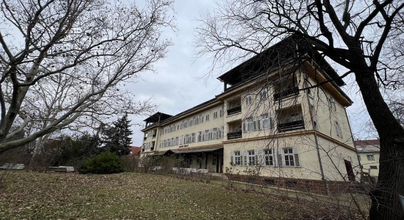 Sok szobában még az ágyneműt sem húzták le, hat éve pusztul Balatonalmádi kellős közepén a volt postásüdülő