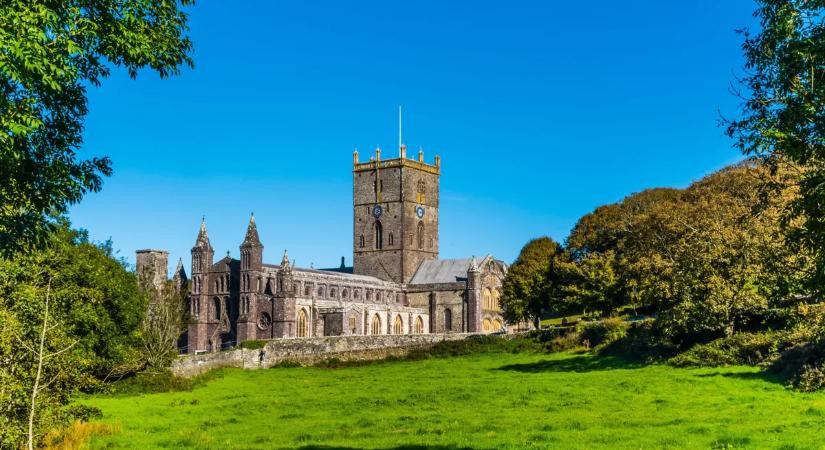 Fedezd fel az Egyesült Királyság legkisebb városát: történelem, tengerpart és csendes utcák