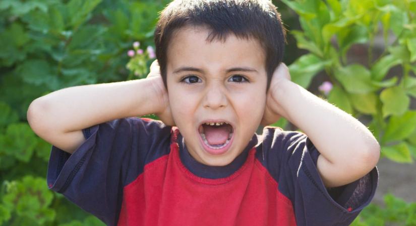 Miért utálja a gyerek a címkéket a ruhában? A szenzoros érzékenység jelei a hétköznapokban