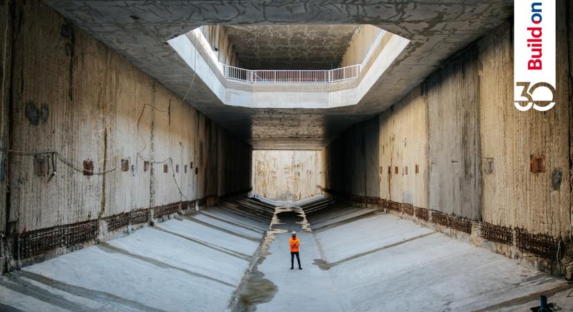 Sci-fi Łódźban – bemutatták az épülő nagysebességű vasút alagútfúró gépének indítókamráját.