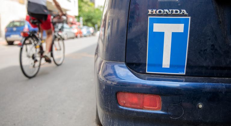 Állami támogatással segítené a gyermekvédelemben nevelkedett fiatalok jogosítványszerzését a kormány