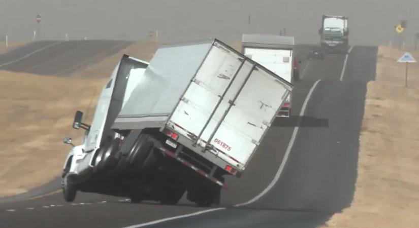Úgy borította fel a szél a kamiont, mintha papírból lenne – videó