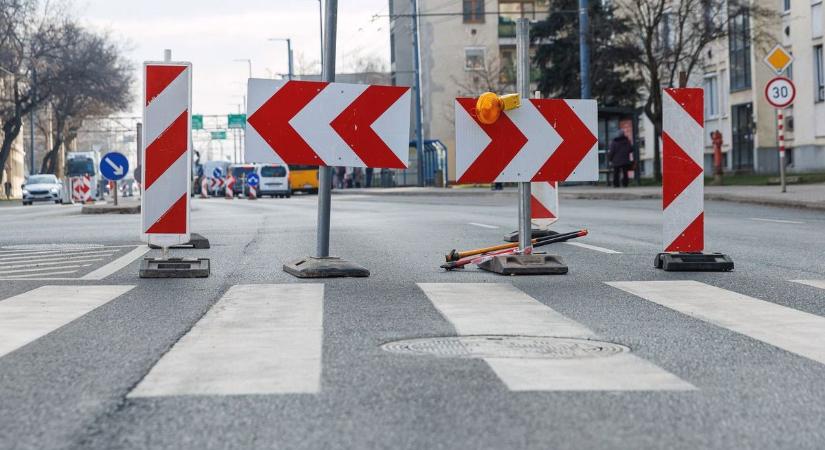 Óvatosan közlekedj, útfelbontás van a debreceni belvárosban! – fotókkal, videóval