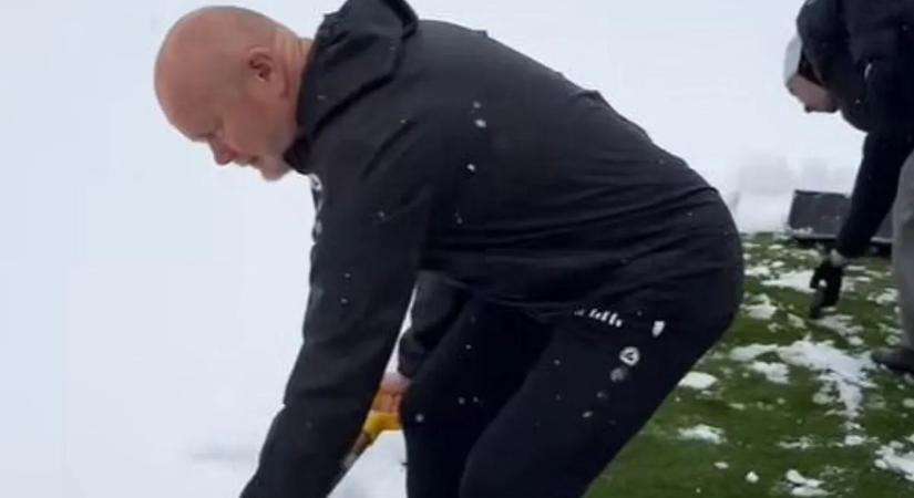 Harminc centiméter hó esett Razgradban, a Ludogorec edzője is segített lapátolni – videó