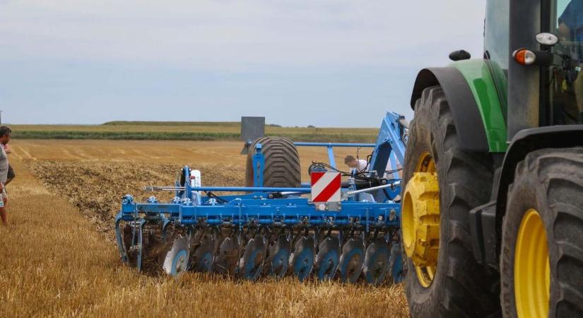 Traktor, drón és mesterséges intelligencia – Így jelenik meg a modern technológia a mezőgazdaságban Sárbogárd környékén