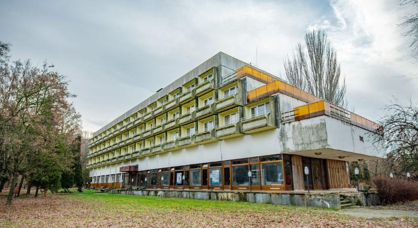 Aranybánya lehetne, mégis pusztul – miért nem kell senkinek ez a balatoni szálloda? (galéria)