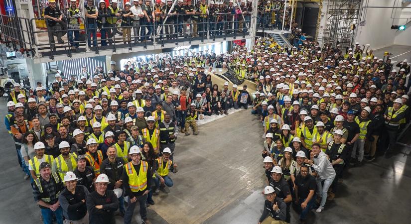 Nem tiltották be a Teslát Kaliforniában, Robotaxival ünnepelt a márka