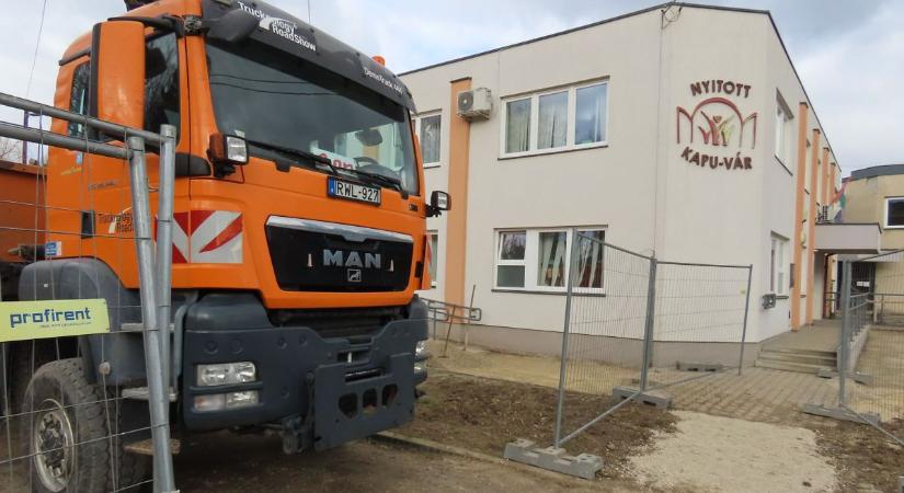 Megkezdődött a 250 milliós fejlesztés a kapuvári szociális központban - fotók, videó