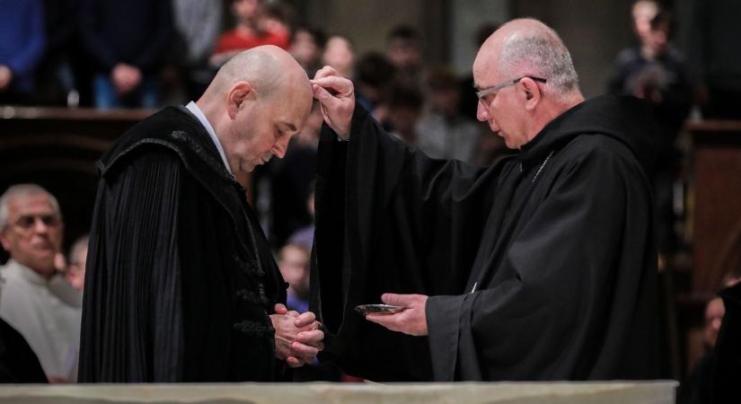 Otthonról követheti a pannonhalmi apátság hamvazását