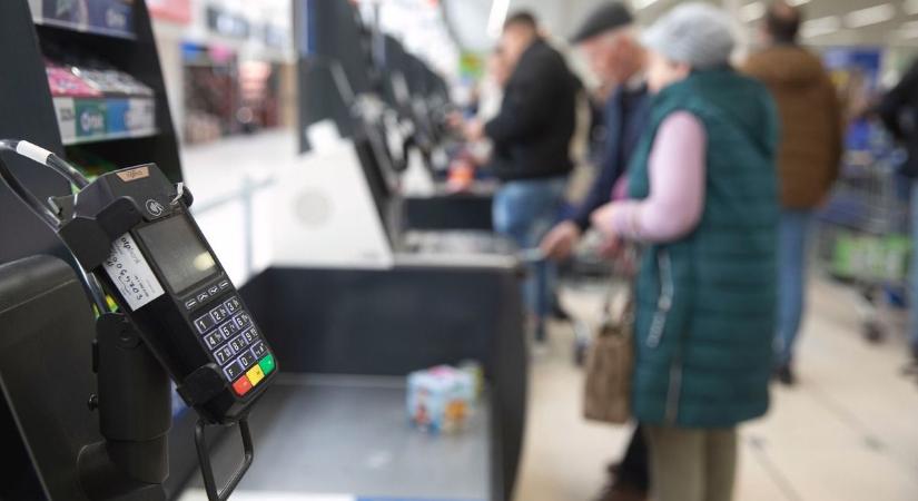 Szeretik vagy utálják? Így vélekednek az önkiszolgáló kasszákról az olvasók