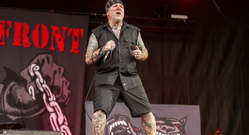 Egykor kábítószerfüggő bűnöző volt, ma már tisztes családapa a Budapesten fellépő legenda