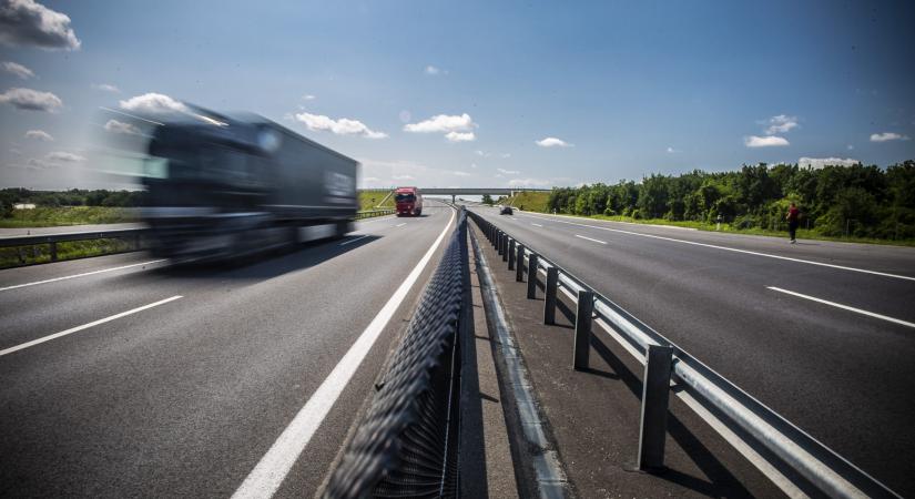 Figyelem, autósok! Baleset történt az M1-M7-es autópályán, számottevő a dugó