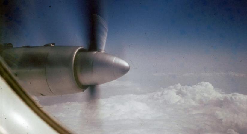 Mező közepén csapódott a földbe a repülőgép, súlyos állapotban vitték el a pilótát