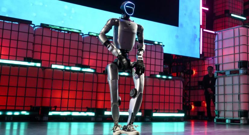 Döbbenetes látvány a harcművész kínai robothadsereg-előadása – videó