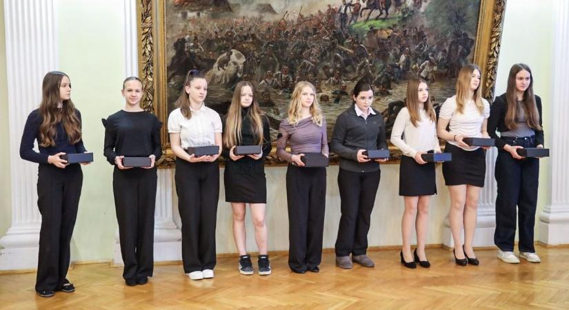 68 országos diákolimpiai bajnokot köszöntöttek Szolnokon – galériával, videóval
