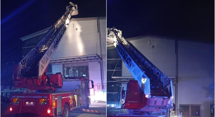 Tűz ütött ki a nyíregyházi üzemben! - Tűzoltók és mentők is a helyszínen! (fotók, videó)